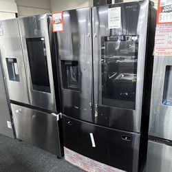 Scratch & Dent Samsung Family Hub Refrigerator. Delivery & Set Up Available 