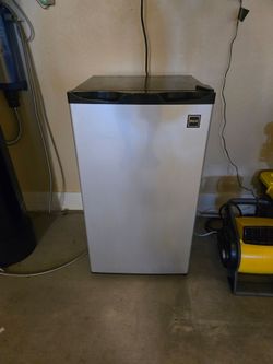 RCA 3.2 CU FT REFRIGERATOR STAINLESS STEEL RFR322