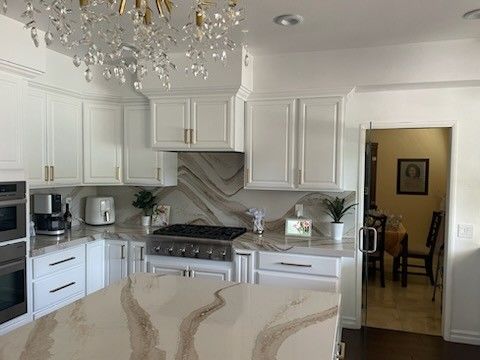 Brand New White Shaker Cabinets w Quartz Countertops (10 X 10 Kitchen)