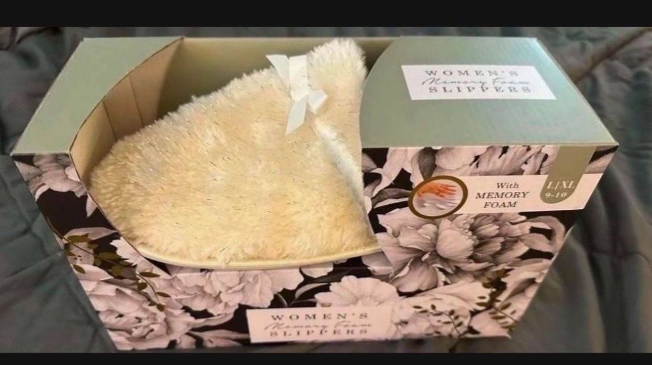 Womens Slippers 9/10 New In Box