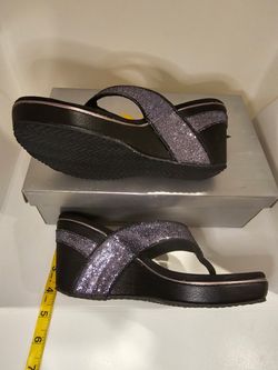 Volatile swan woman's sandals