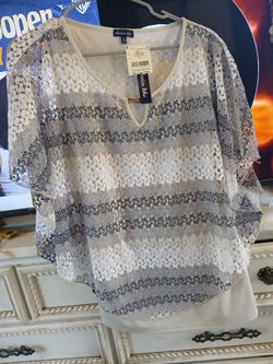 New gray & white blouse never worn. Ladies xlg