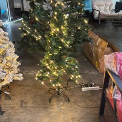 Must Go!! Only $20! New 4.5Ft Pre-Lit Artificial Christmas Tree 🌲