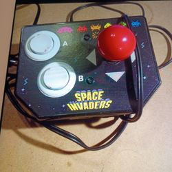 JAKKS PACIFIC. SPACE INVADERS PLUG "N" TV ARCADE RETRO VIDEO GAME