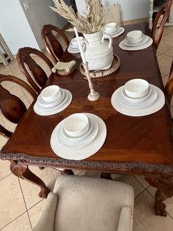 dining table  decor no included