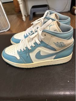 Air Jordan 1 Mid university blue