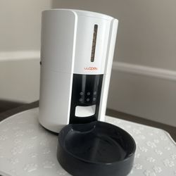 Automatic cat feeder