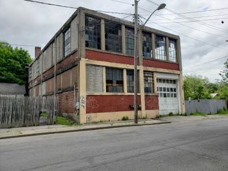 For sale / lease storage building 8,000 sq.ft