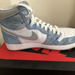 Air Jordan 1 Retro High OG Hyper Royal