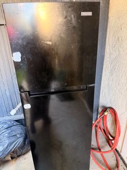 Vissani Black Top-Freezer Refrigerator