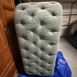 World market tufted sofa (BEAUTIFUL)