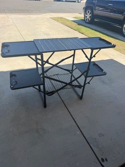 Collapsible camping table