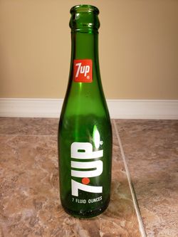 SEVEN UP VINTAGE FULL 7 OZ. RED DOT GREEN SODA BOTTLE