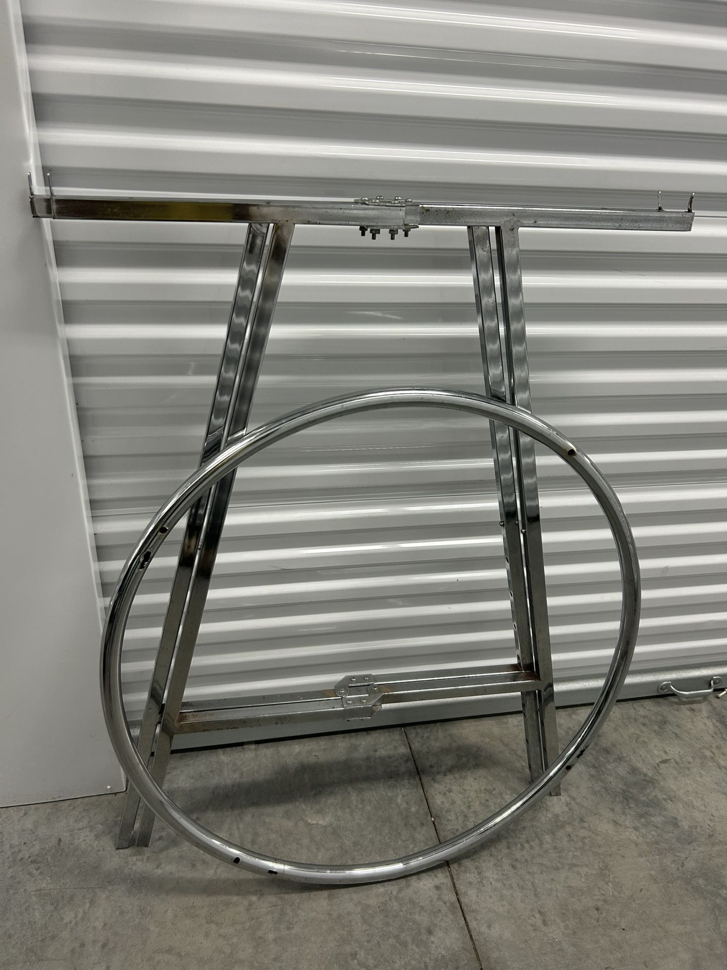 Clothes racks (2)