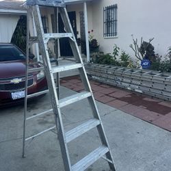 Escalera de 6 pies de aluminio casi nueva 