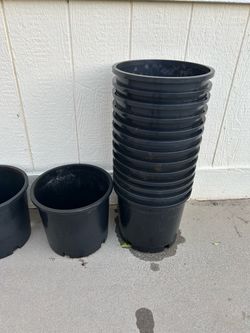 Empty Wide 5gl. Plastic  pots.  In Menifee ca