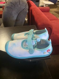 Pair of pre-owned girls water-shoes in good condition, size 13/1