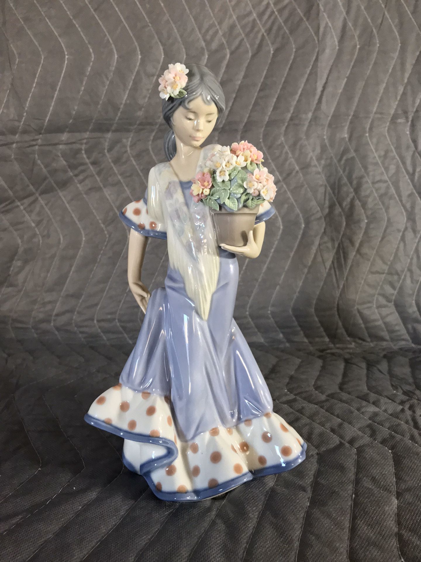 Lladro Retired Porcelain Figurine