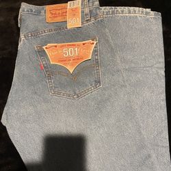 Light wash levi’s 