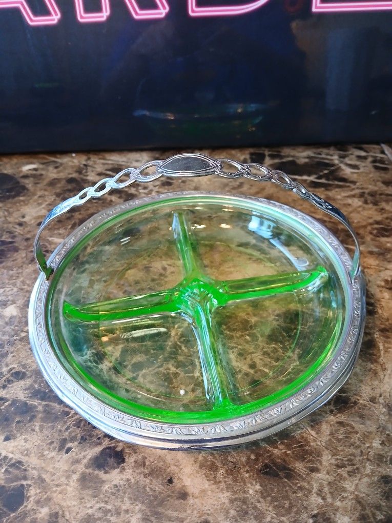 Green Uranium Vaseline Glass Relish Candy Nuts Dish 4 Part Divided Depression
This vintage Green Uranium Vaseline Glass Relish Candy Nuts Dish featur