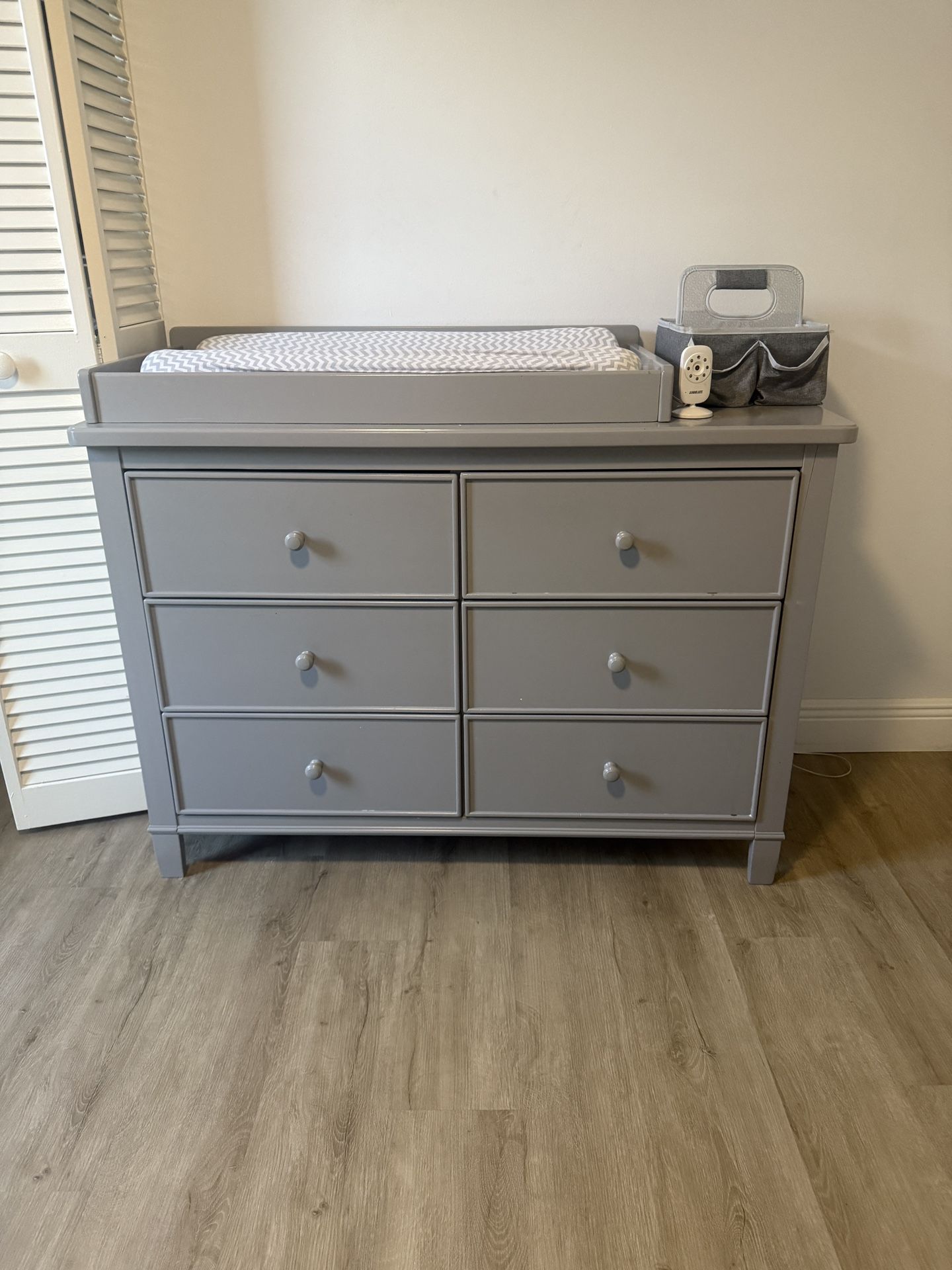 Delta Kids Crib, Dresser Changing Table And Bookshelf