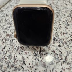 APPLE WATCH SERIES 5 HAVES A CRACK BUT WORKS GOOD NO LINES NO BLACK DOTS $60