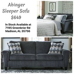 Sleeper Sofa 🛋 w/ Queen 👸 Size Mattress