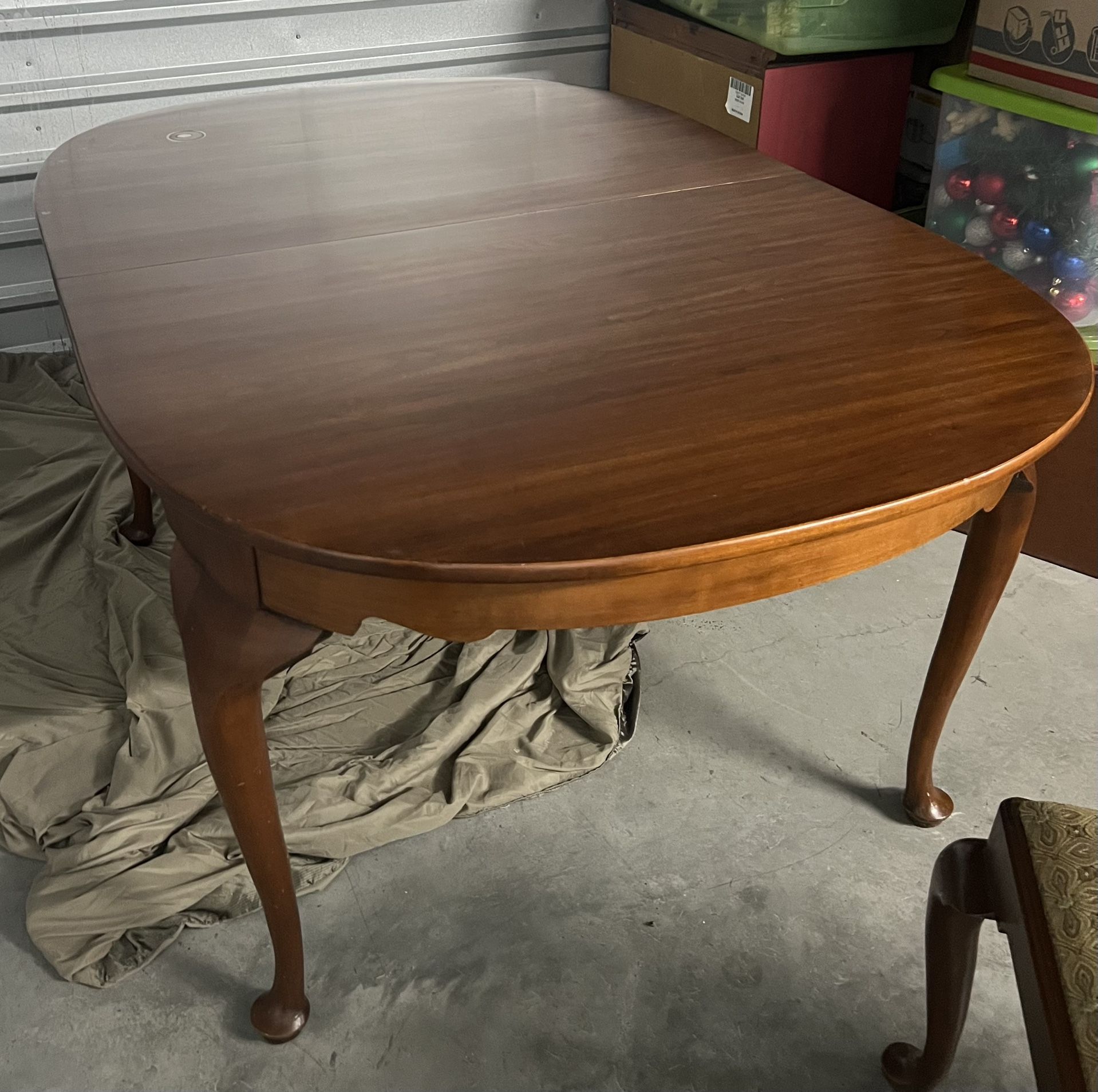 Virginia Galleries - Henkel Harris Queen Anne dining table w/ 4 chairs, wild black cherry