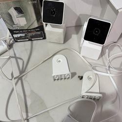 2 Wyze Cameras Auto Focusing Night and Day Views