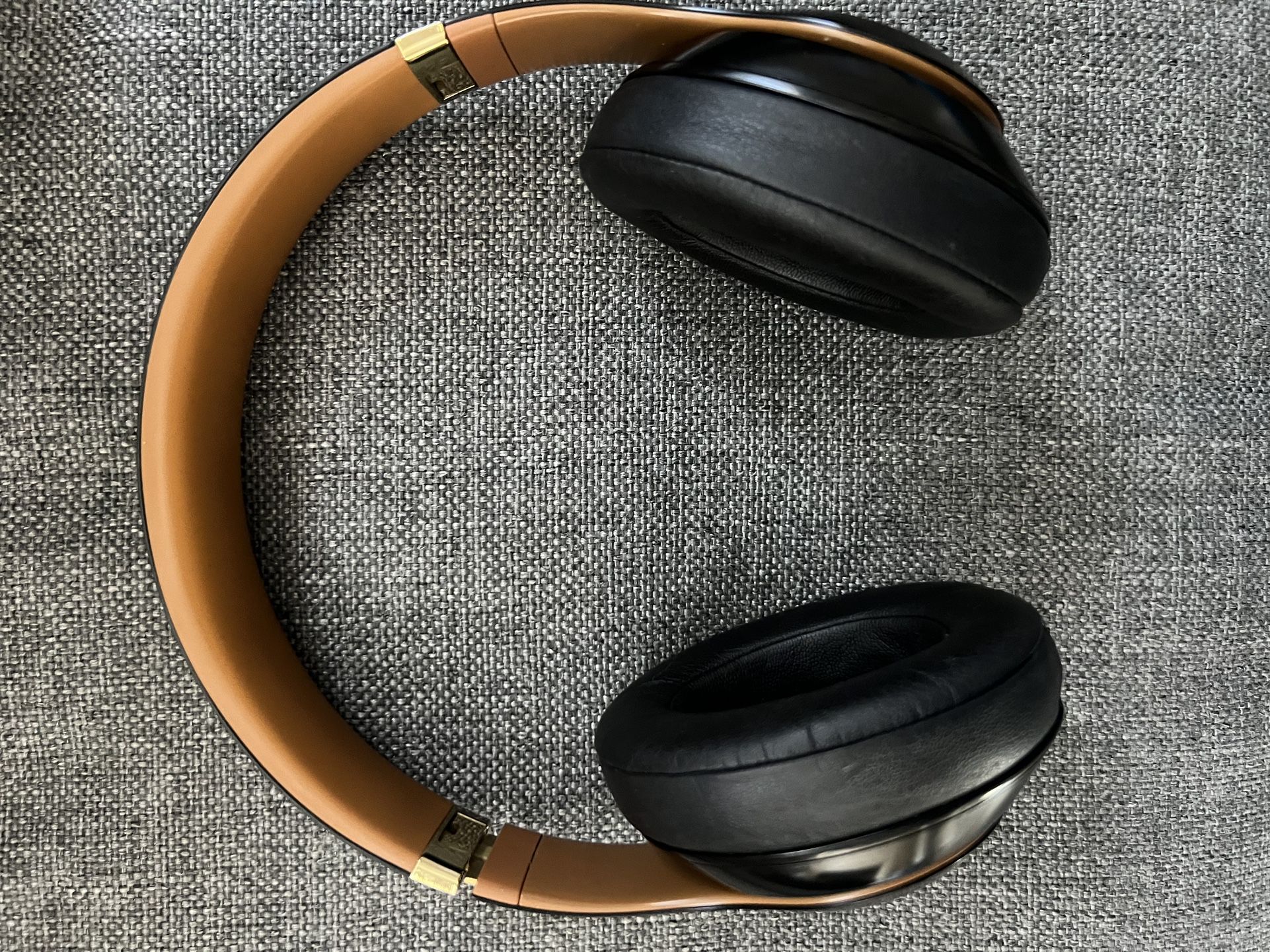 Beats Studio3 Black and Gold