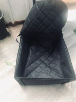 Pet car seat (1 available)