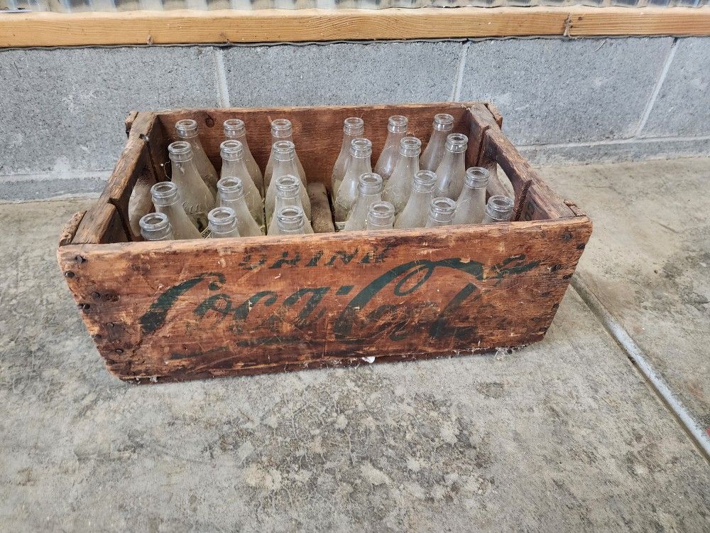 *** ANTIQUE COKE CRATE WITH BOTTLES ***