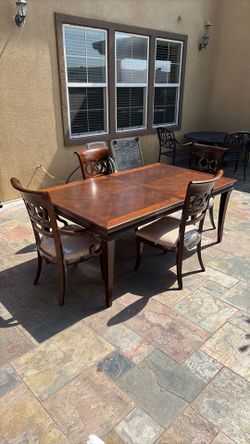 HOME MERIDIAN Four chairs Dining Table