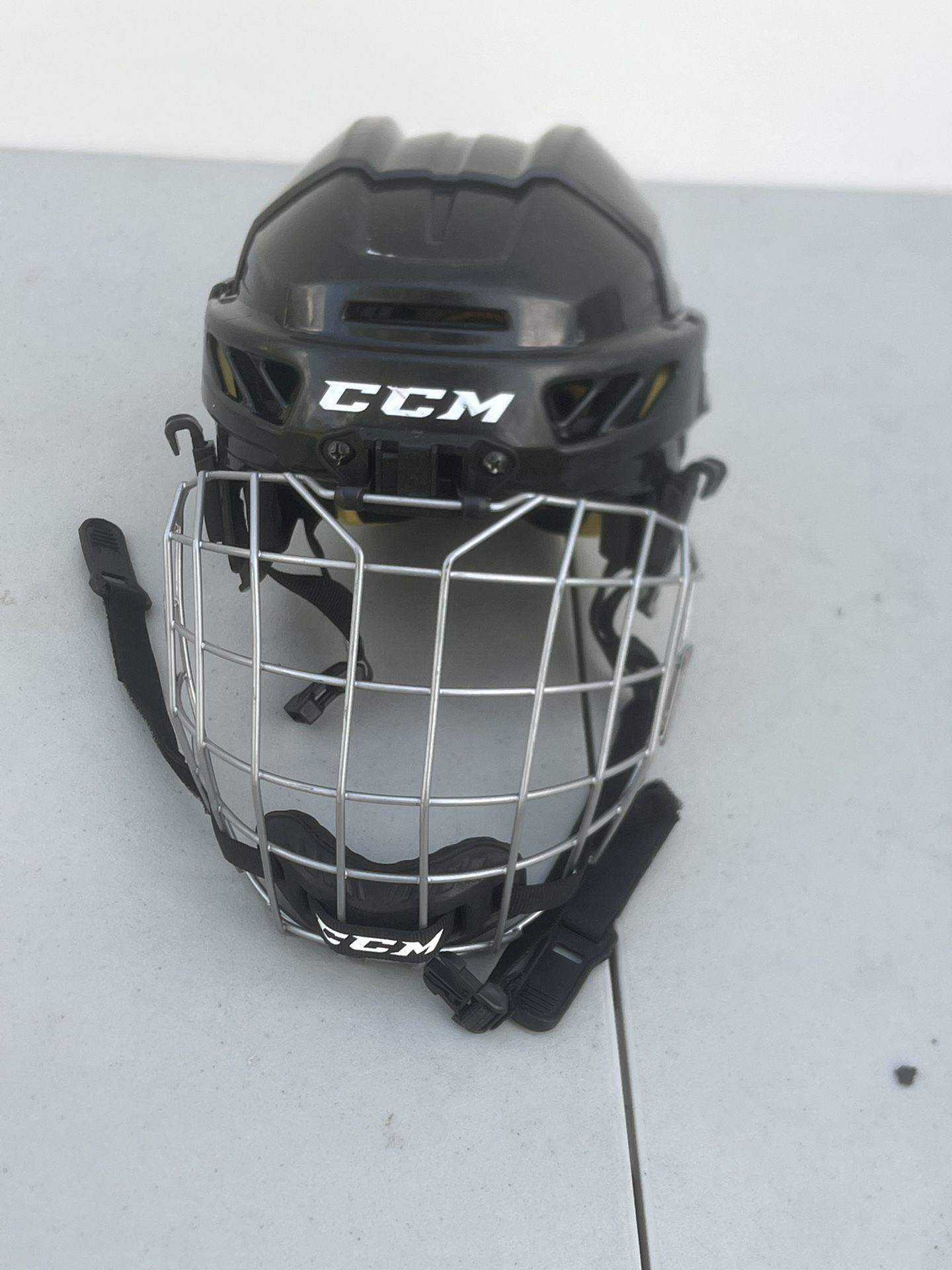 CCM Fitlite 3DS Youth Hockey Helmet SM-25 Cage D3O Adjustable Certified 2027. Used in good condition with some minor cosmetic blemishes. These blemis