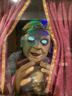 Gemma Zoltan fortune teller in lg cube, draped open, Zoltan appears and then speaks good cond