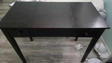 Vanity table