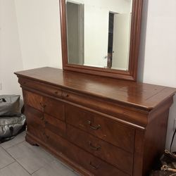 Dresser With Mirror 