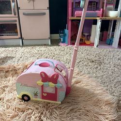 Minnie Mouse’s Dog Trailer