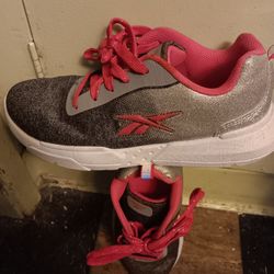!!Girls Shoes Reebok Size 4
