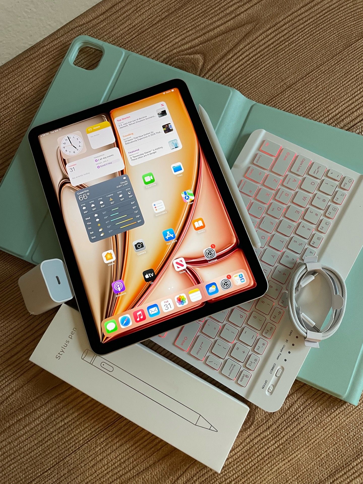 Apple iPad Air 11” M2 chip 128GB (2024 model / Gray) with keyboard and Pencil (100% battery)
