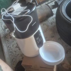 Cat Feeder Great Condition 40$ Obo