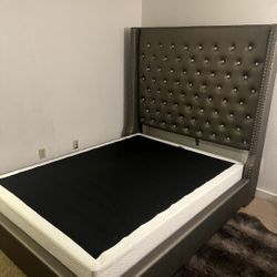 Modern Tufted Queen Bed Frame – Excellent Condition