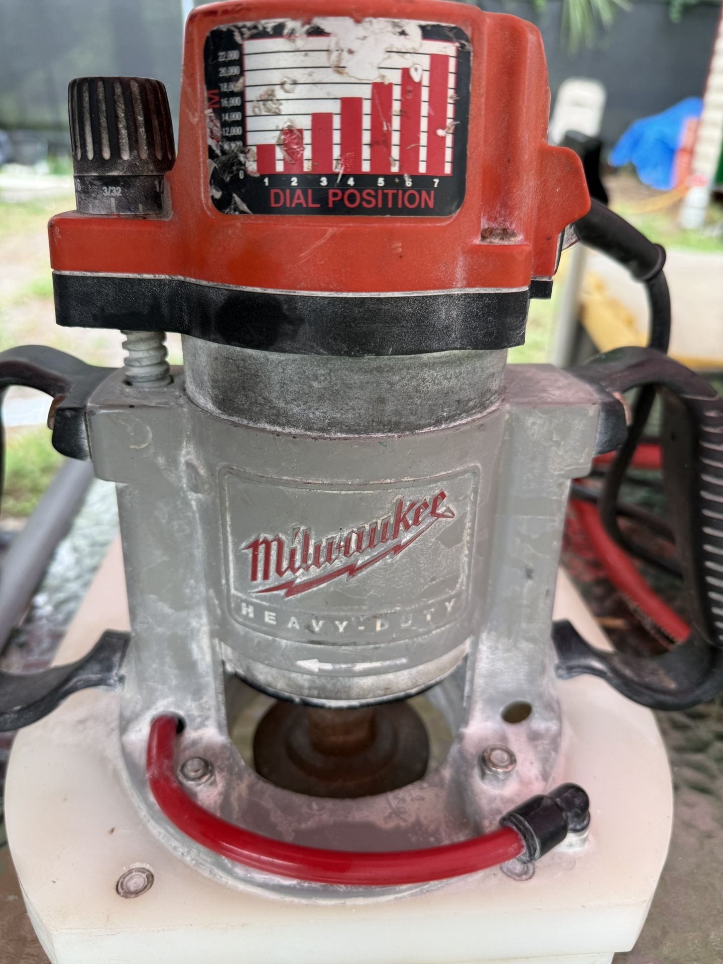 Milwaukee's heavy-duty, 3-1/2 max hp fixed-base production router, model 5625-20, features a powerful 15 amp Milwaukee-built motor with electronic var
