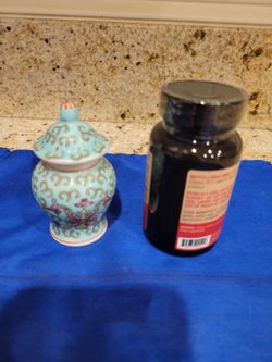 Small Ceramic Jar w/Lid  (Vitamin bottle for size)