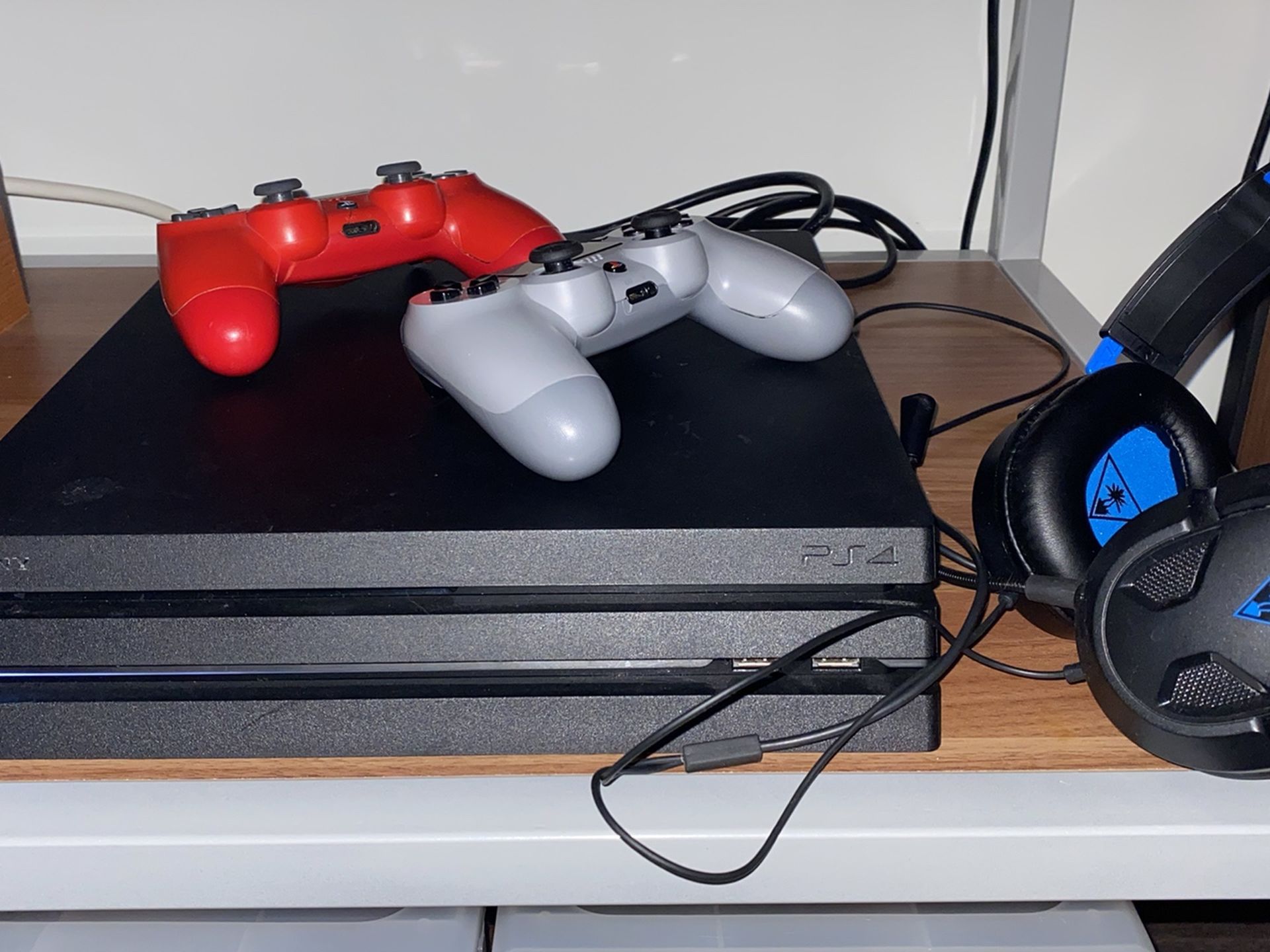 PS4 PRO +2 Controllers + Headset