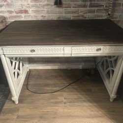 Cute Desk Seeking New Home