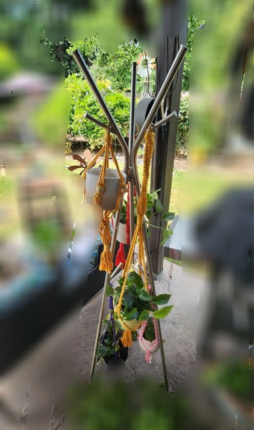 5 foot tall silver plant hanging stand
Comes with 6 crochet plant hangers and 5 indoor plants 🪴