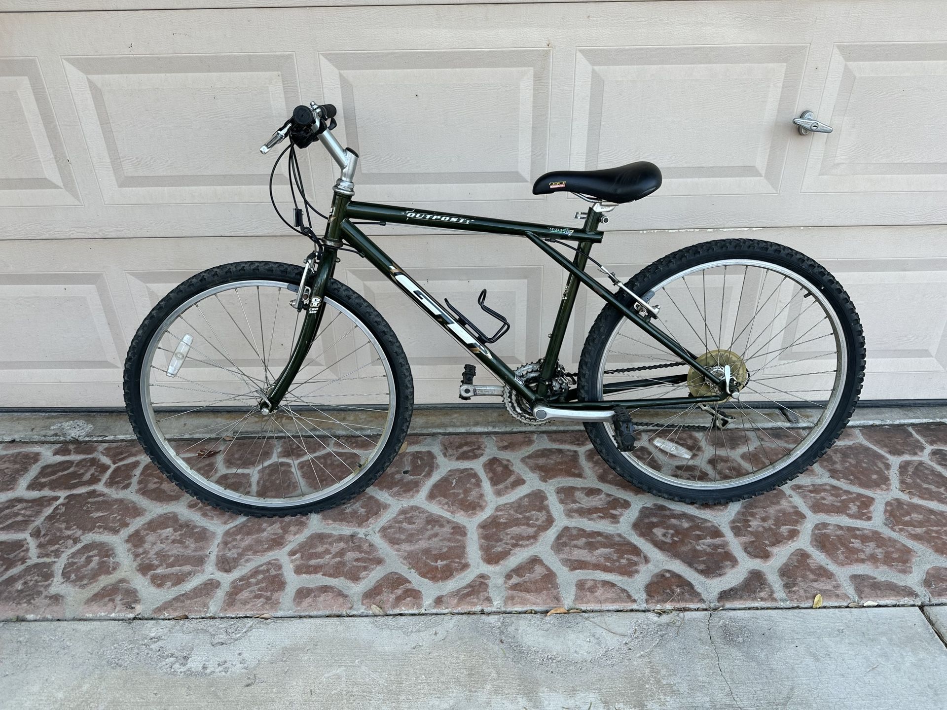 26” Hybrid / Mountain Bike – Good Tires – Needs New Inner Tube