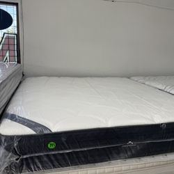 KING SIZE DREAMCLOUD MATTRESS & BOX SPRINGS BED SET