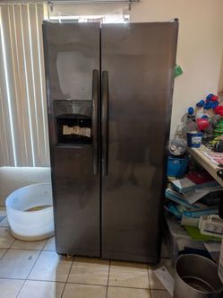 Refrigerador hace hielo